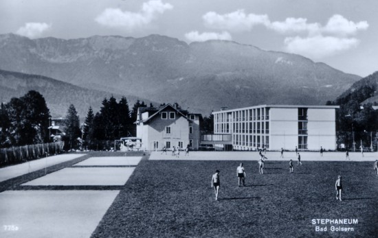 Stephaneum, Bad Goisern - Sportanlagen mit Gebäude im Hintergrund
