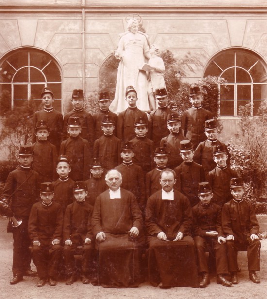 Klassenfoto in Uniformen, K.K. Waisenhaus in Wien 9